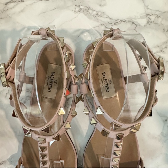 Valentino Garavani Rockstud T-Strap Flat Sandals - Picture 4 of 10